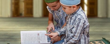 Müslüman ebeveynler olarak hem kendimiz hem de çocuklarımız için Kur’an-ı Kerim’e gerekli hürmeti gösteriyor ve öğrenmek için çabalıyor muyuz? Kuran ikliminde yetişen bir nesil için üzerimize düşen vazifeler neler ve […]